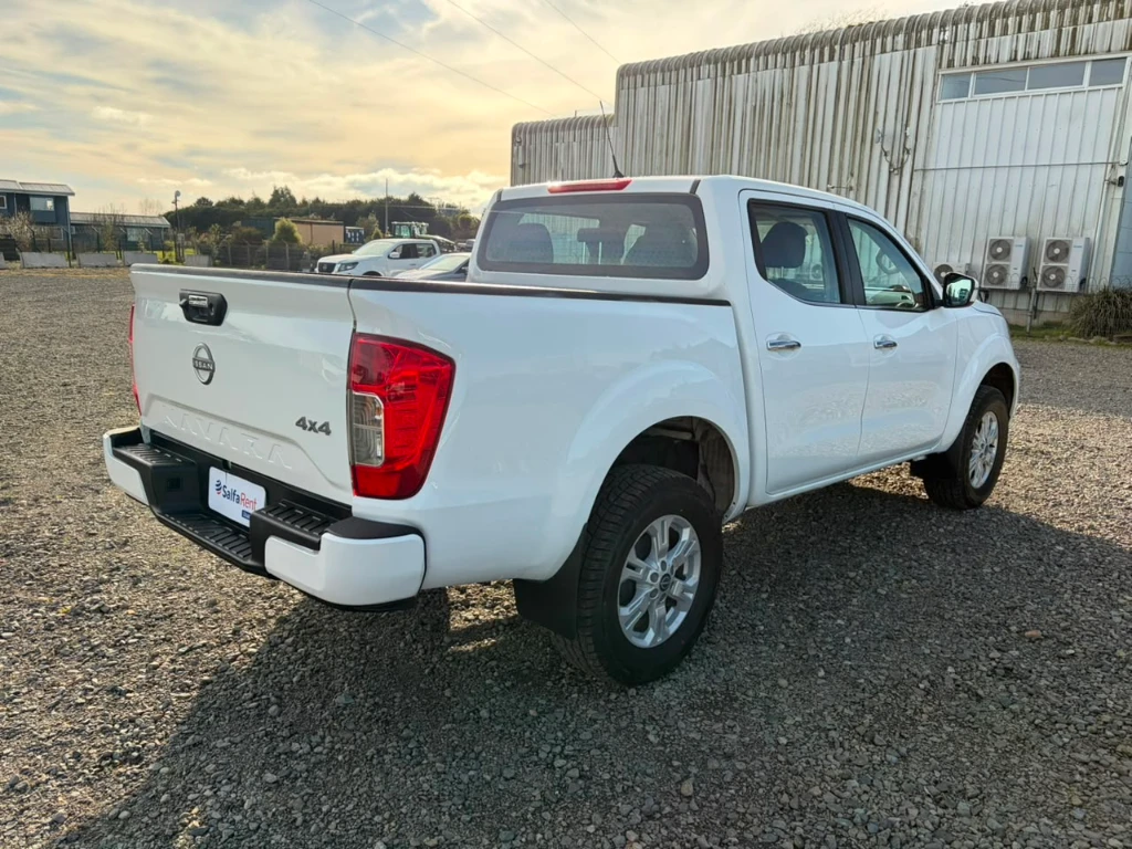 Nissan Navara D Cab 4x4 2.3 At año 2023