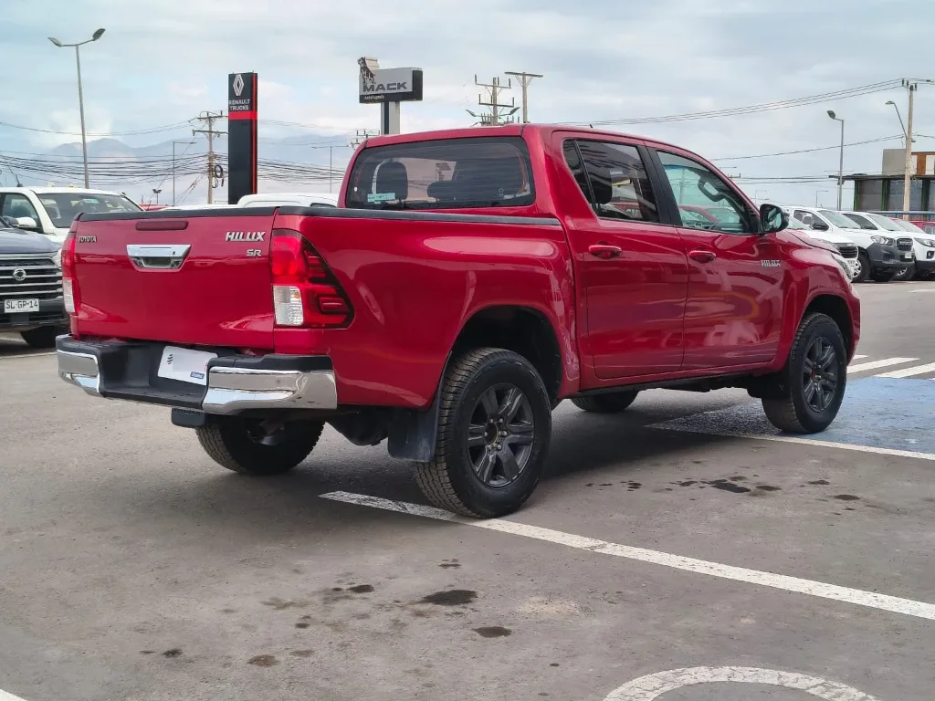 Toyota Hilux Dc 4x2 2.4 D Sr año 2022