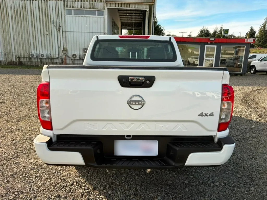 Nissan Navara D Cab 4x4 2.3 At año 2023