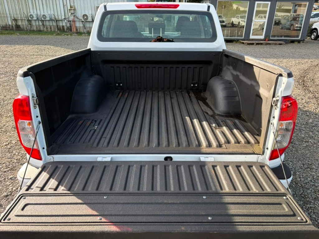 Nissan Navara D Cab 4x4 2.3 At año 2023