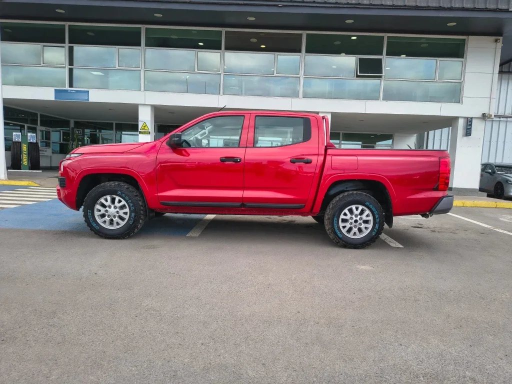 Mitsubishi L200 Katana D/c 2.4 Tdi Mt Xrt 4x4 año 2024