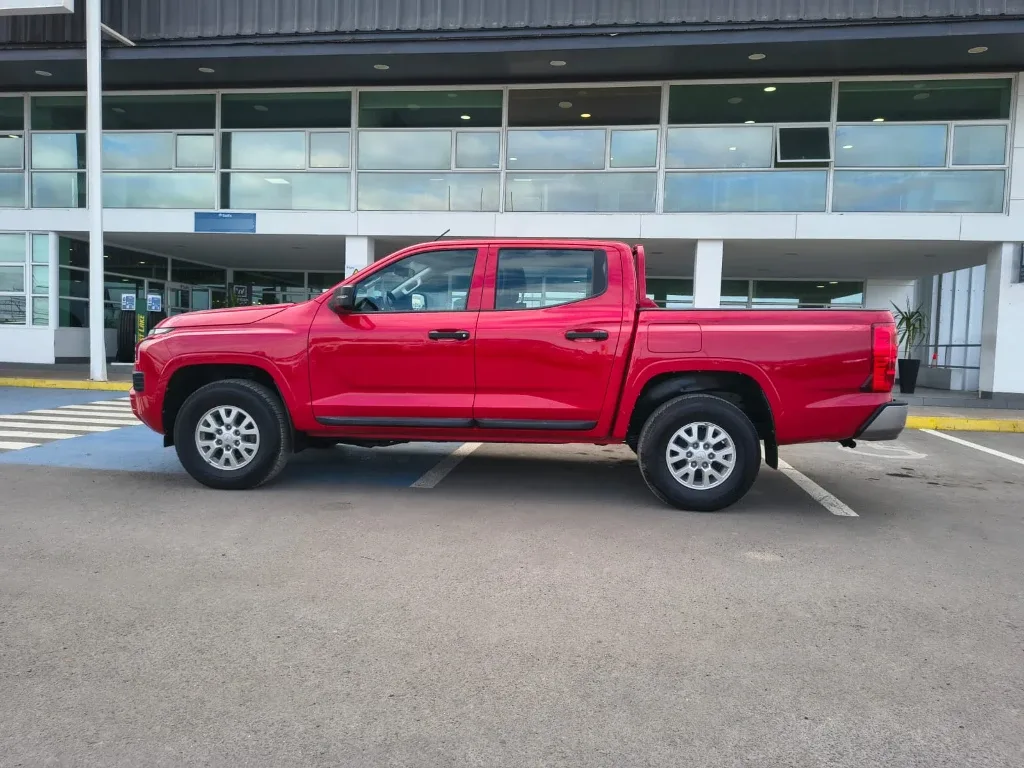 Mitsubishi L200 Katana D/c 2.4 Tdi Mt Xrt 4x4 año 2024
