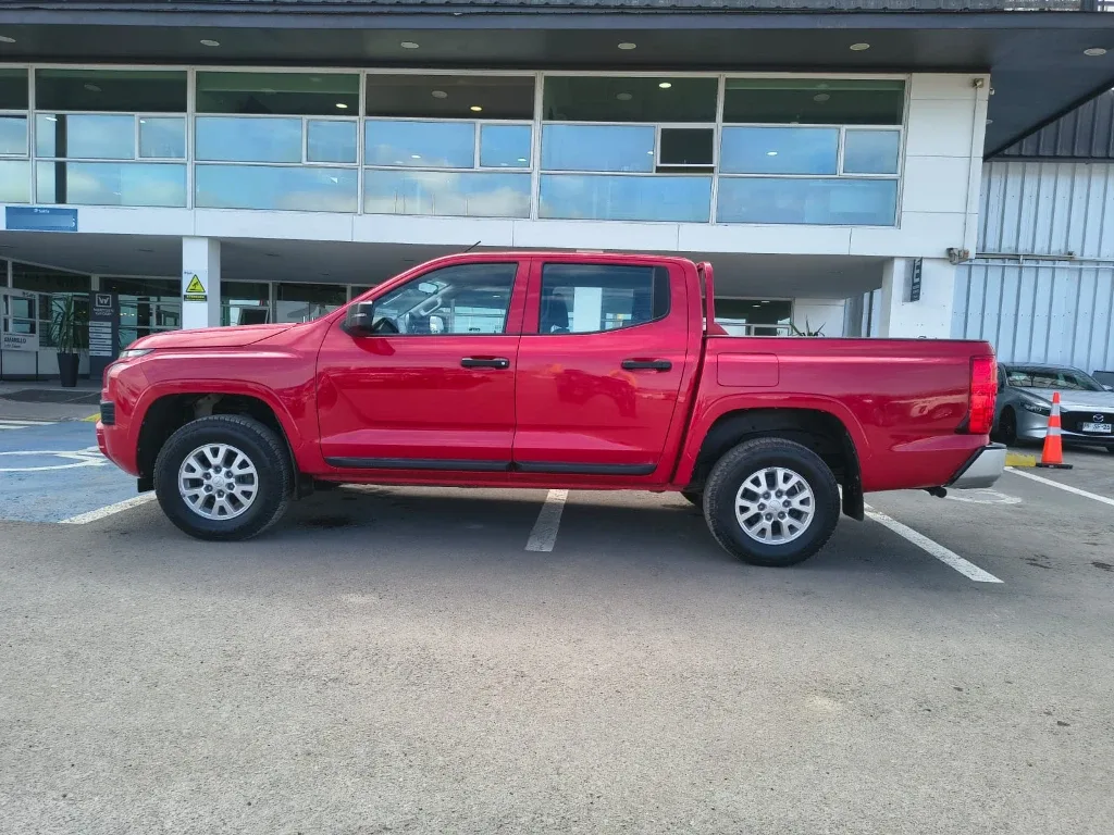 Mitsubishi L200 Katana D/c 2.4 Tdi Mt Xrt 4x4 año 2024