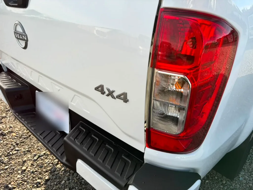 Nissan Navara D Cab 4x4 2.3 At año 2023