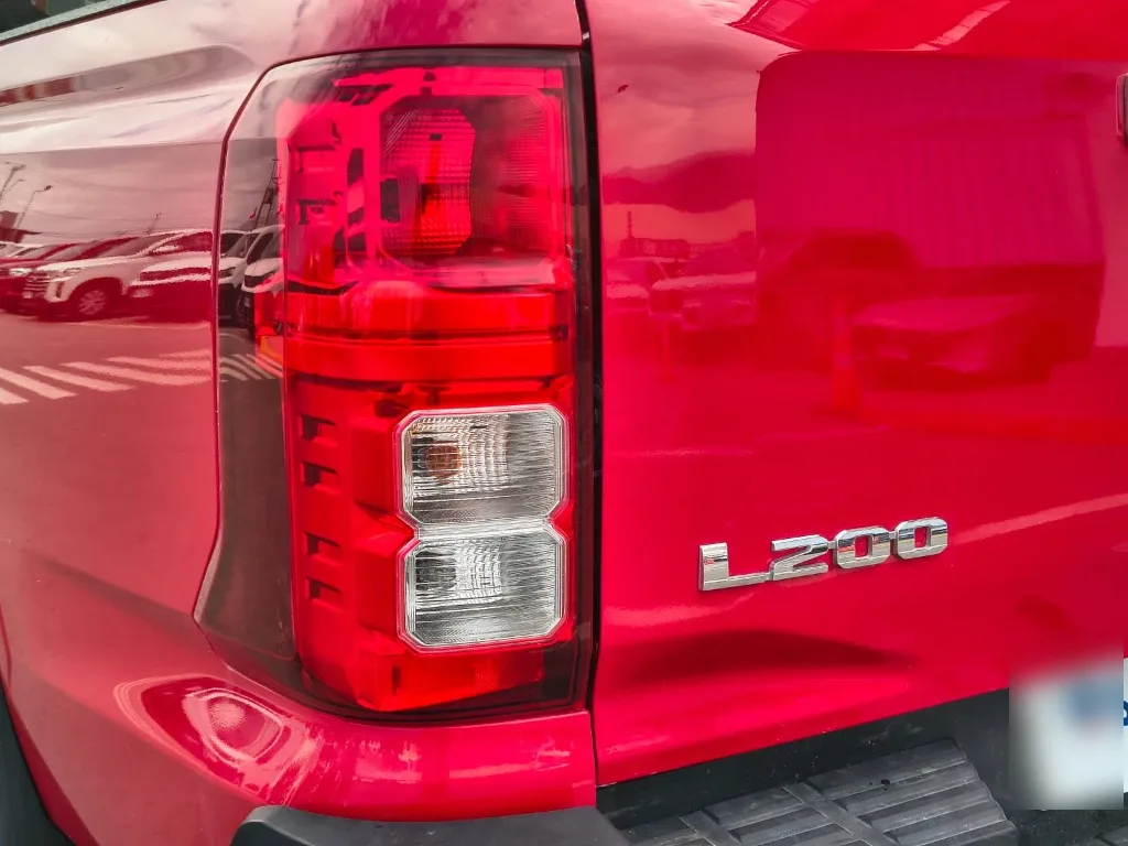 Mitsubishi L200 Katana D/c 2.4 Tdi Mt Xrt 4x4 año 2024