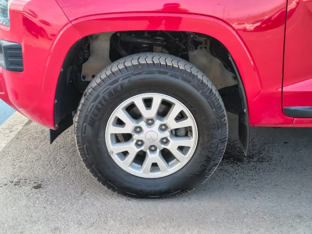 Mitsubishi L200 Katana D/c 2.4 Tdi Mt Xrt 4x4 año 2024
