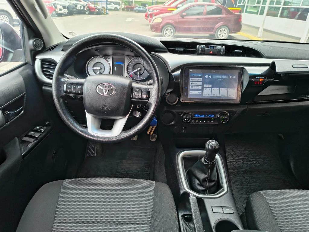 Toyota Hilux Dc 4x2 2.4 D Sr año 2022