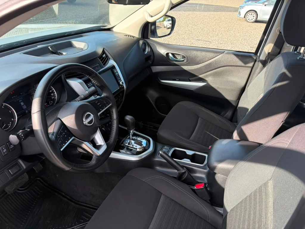 Nissan Navara D Cab 4x4 2.3 At año 2023