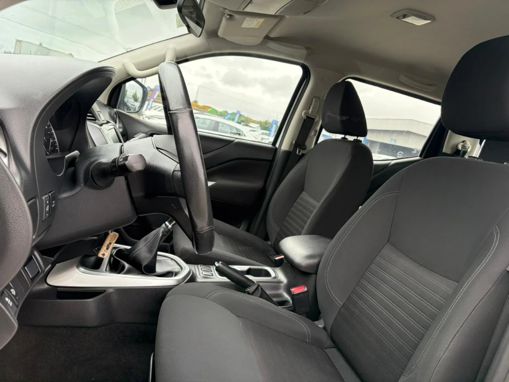 Nissan Navara D Cab Mt 4x4 2.3 año 2023