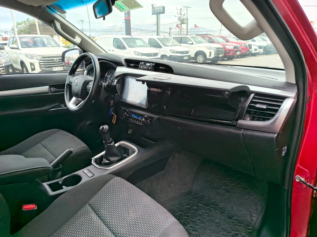 Toyota Hilux Dc 4x2 2.4 D Sr año 2022