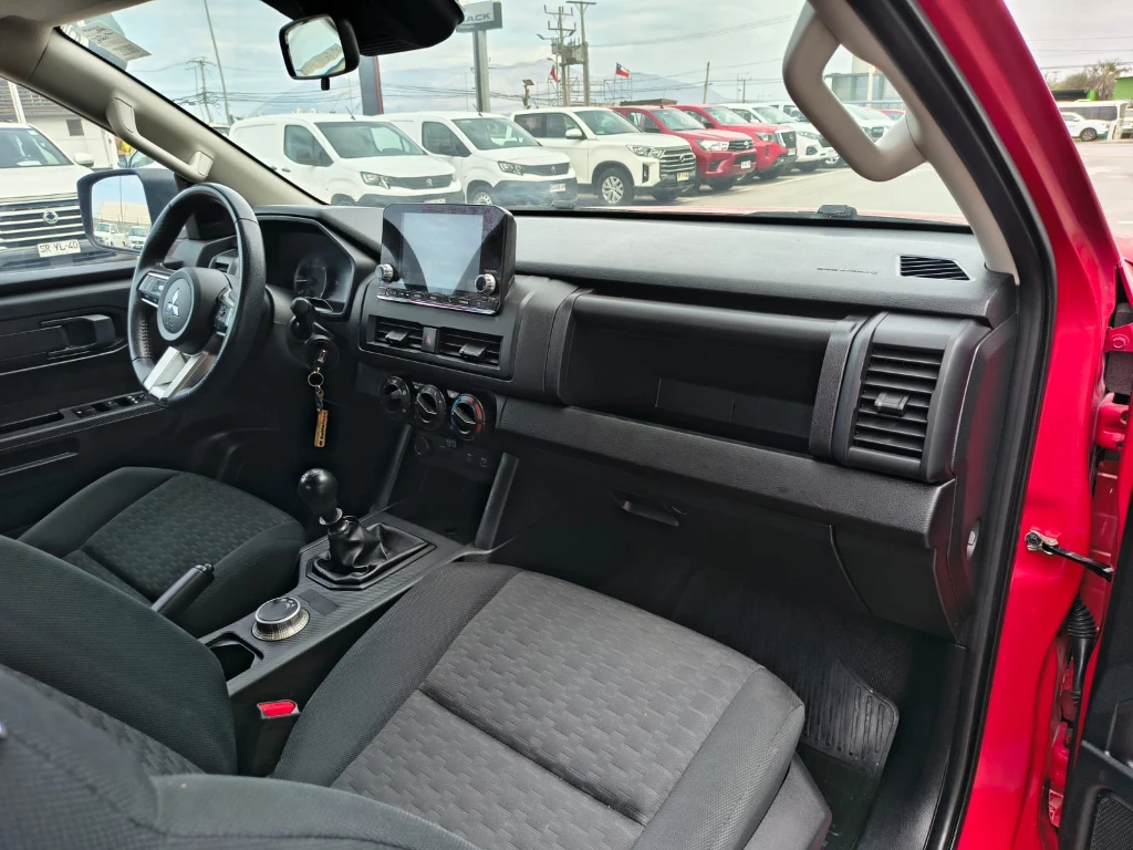 Mitsubishi L200 Katana D/c 2.4 Tdi Mt Xrt 4x4 año 2024