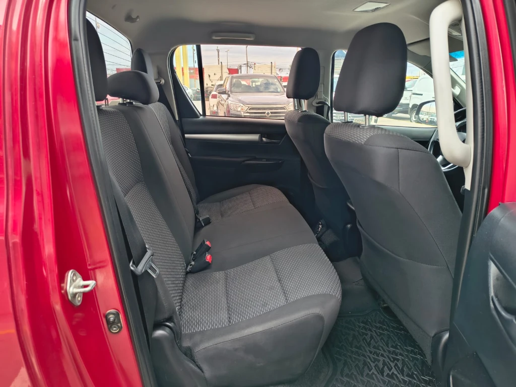Toyota Hilux Dc 4x2 2.4 D Sr año 2022
