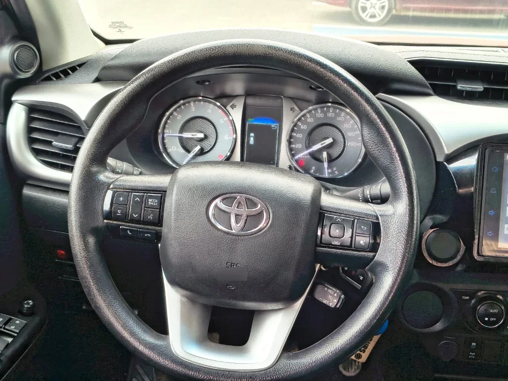 Toyota Hilux Dc 4x2 2.4 D Sr año 2022
