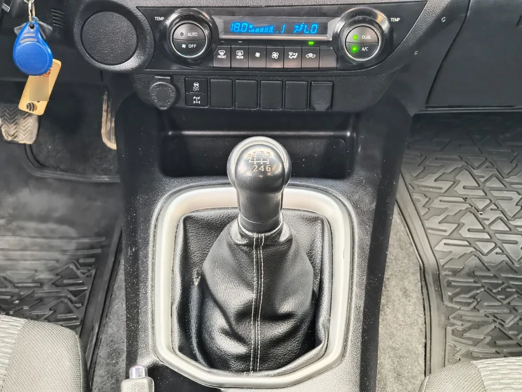 Toyota Hilux Dc 4x2 2.4 D Sr año 2022