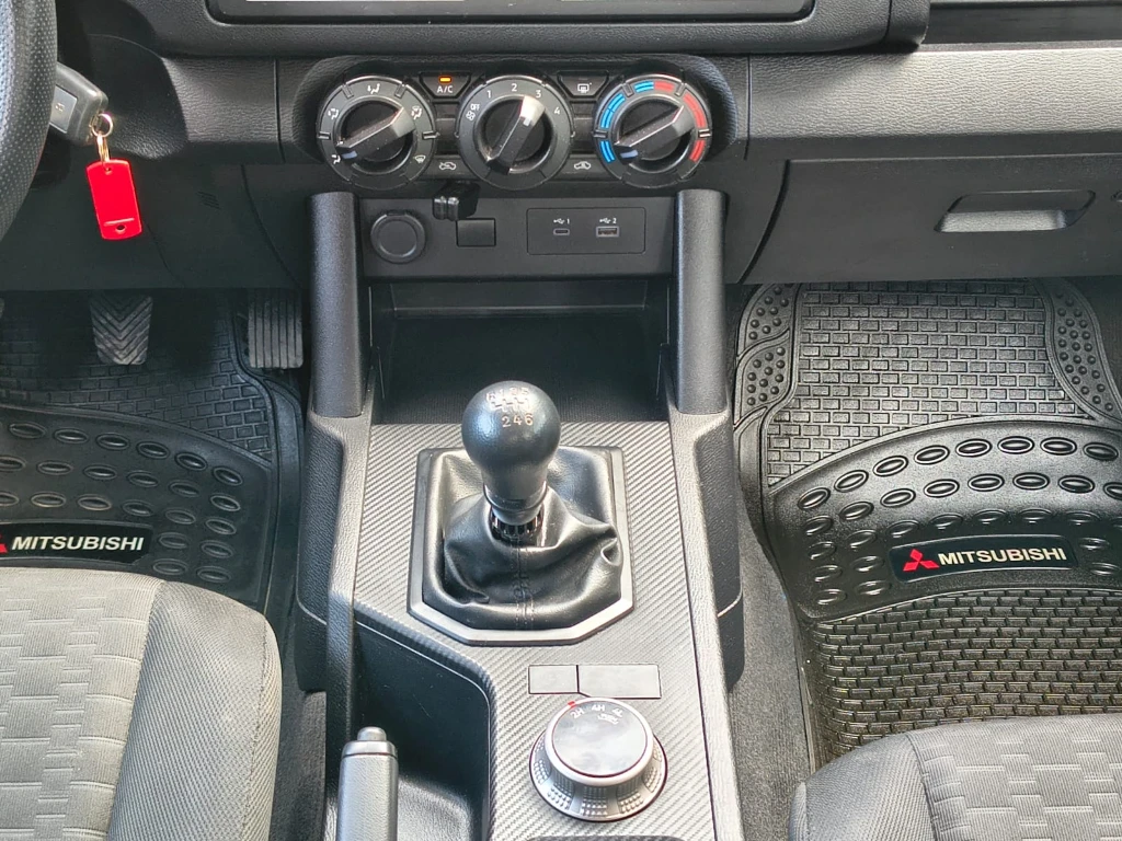 Mitsubishi L200 Katana D/c 2.4 Tdi Mt Xrt 4x4 año 2024
