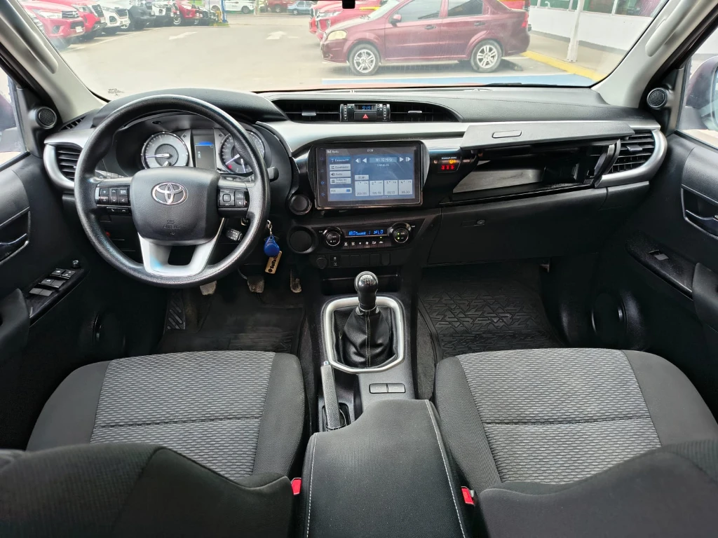 Toyota Hilux Dc 4x2 2.4 D Sr año 2022