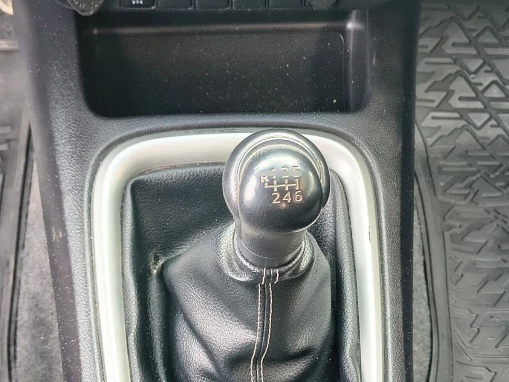 Toyota Hilux Dc 4x2 2.4 D Sr año 2022