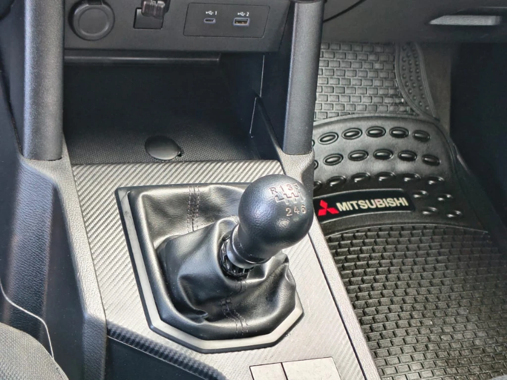 Mitsubishi L200 Katana D/c 2.4 Tdi Mt Xrt 4x4 año 2024