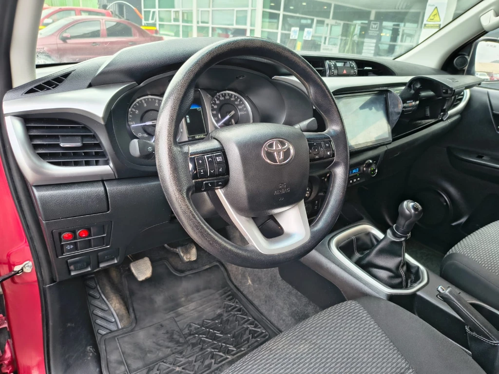 Toyota Hilux Dc 4x2 2.4 D Sr año 2022