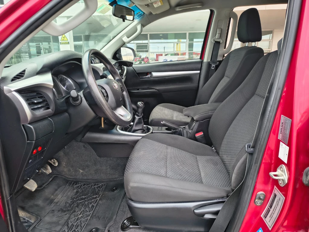 Toyota Hilux Dc 4x2 2.4 D Sr año 2022