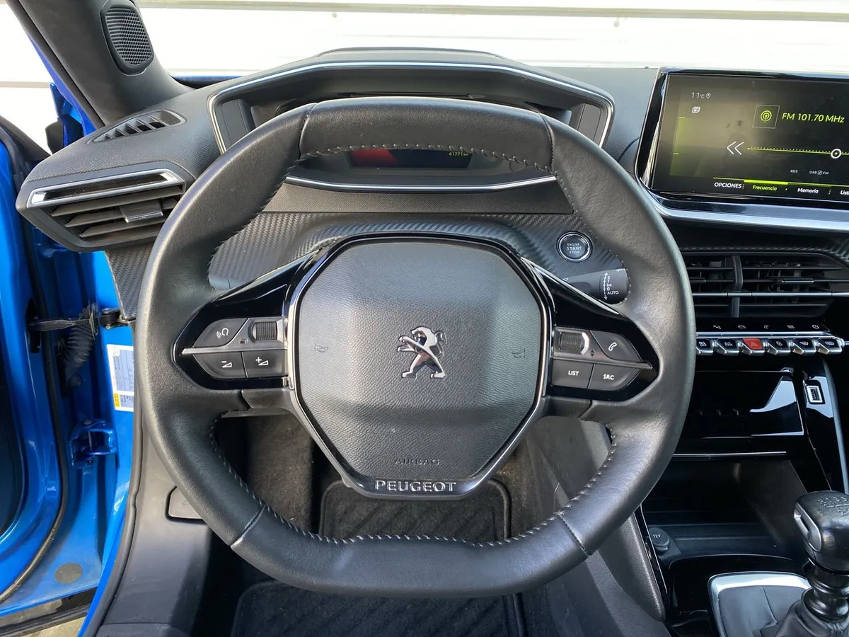 Peugeot 2008 1.2 Allure Pack Puretech 130 4x2 Mt 5p año 2024