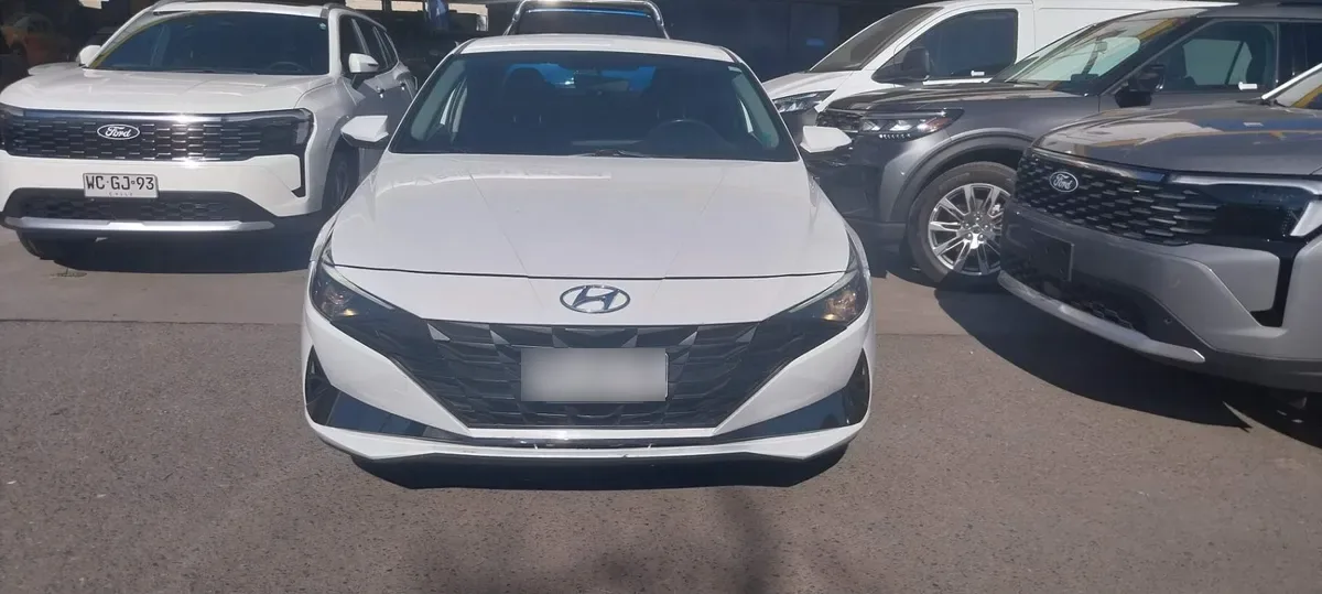 Hyundai Elantra 1.6 Cn7 Plus 4x2 Mt 4p año 2022