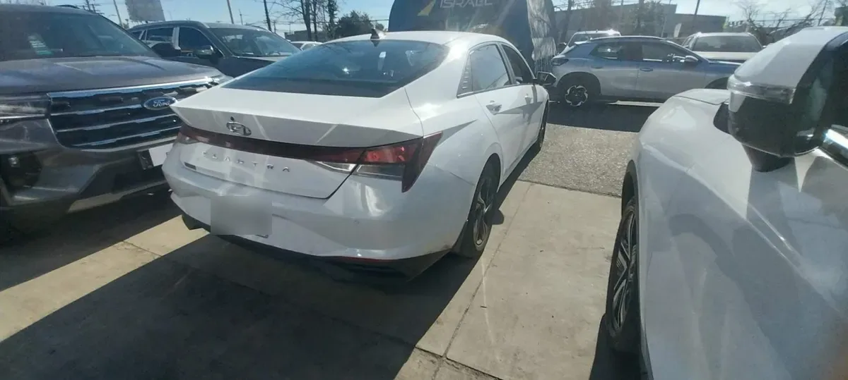 Hyundai Elantra 1.6 Cn7 Plus 4x2 Mt 4p año 2022