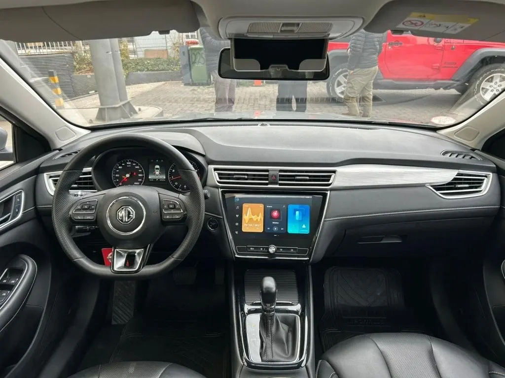 MG 5 1.5 Dlx Mt año 2025