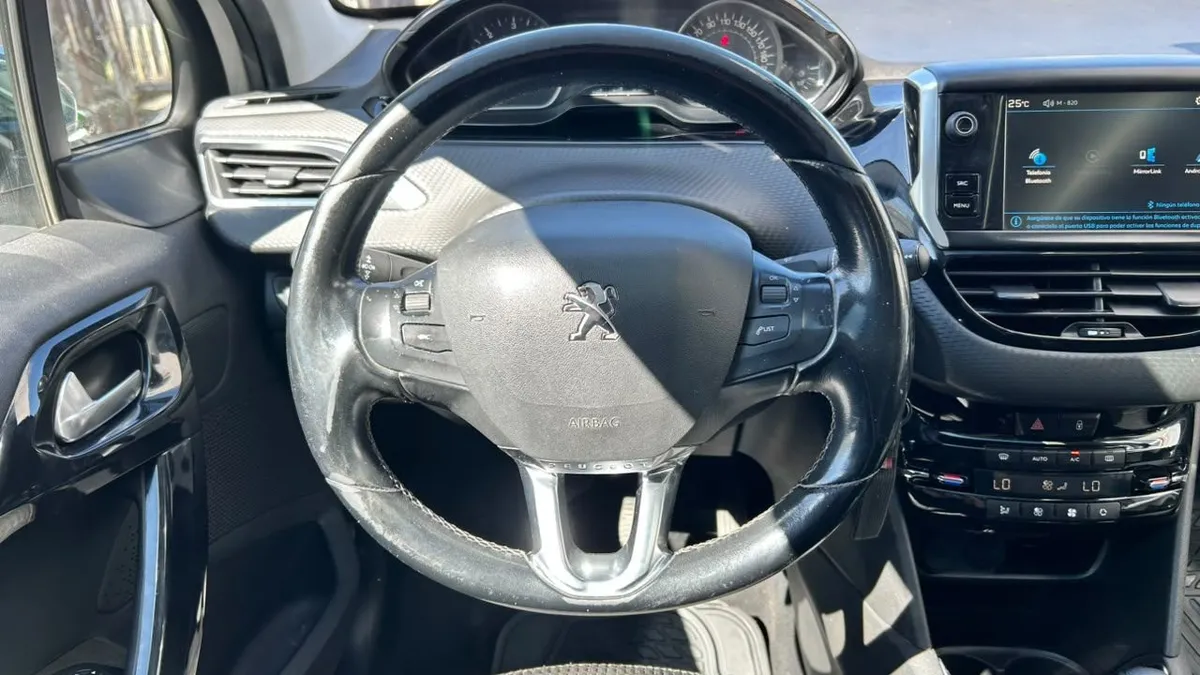 Peugeot 208 Allure Pack 1.6 Bluehdi 100hp Mt año 2019