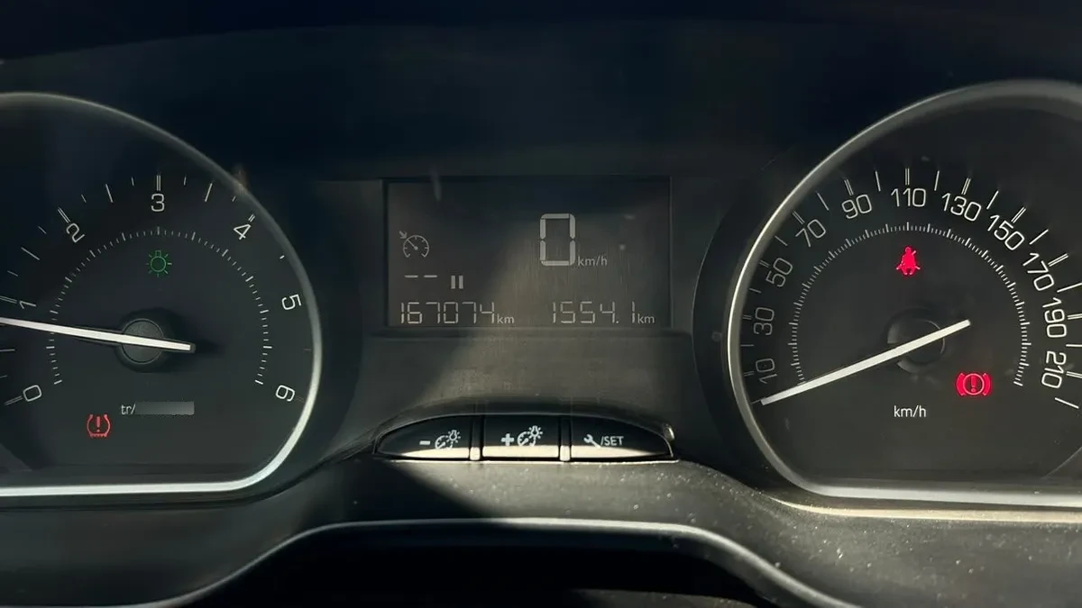 Peugeot 208 Allure Pack 1.6 Bluehdi 100hp Mt año 2019