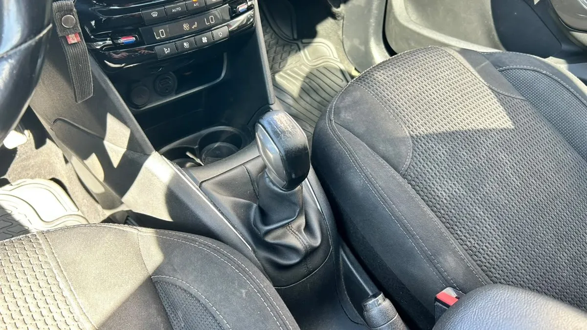 Peugeot 208 Allure Pack 1.6 Bluehdi 100hp Mt año 2019