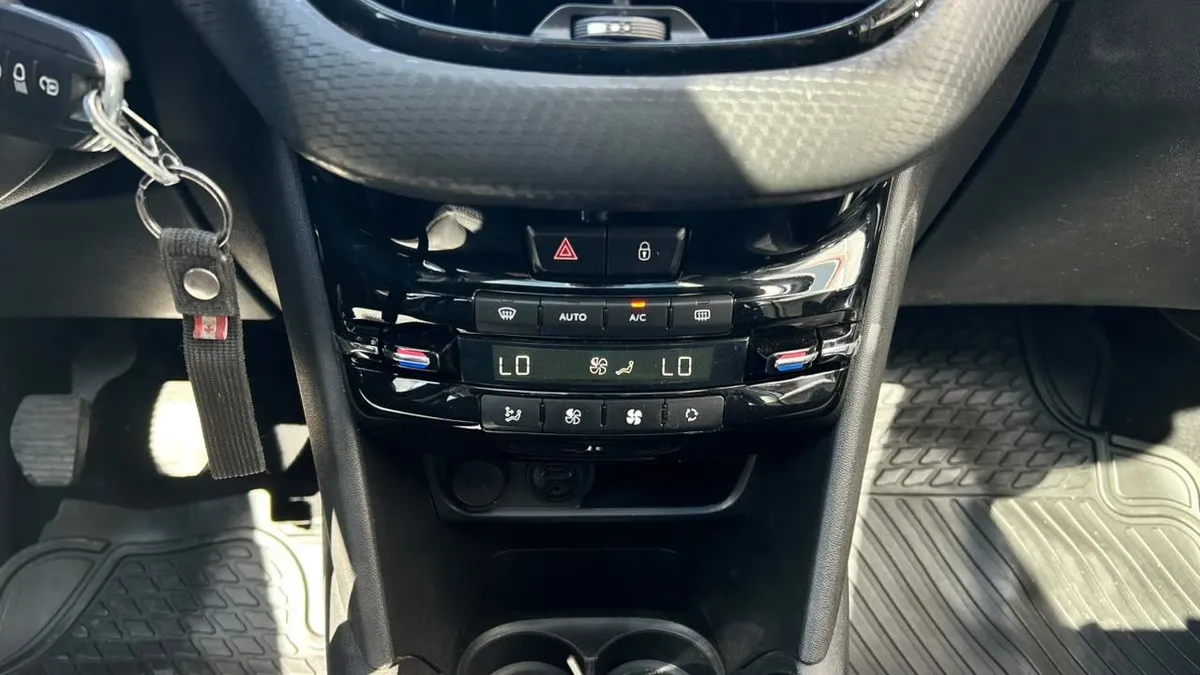 Peugeot 208 Allure Pack 1.6 Bluehdi 100hp Mt año 2019