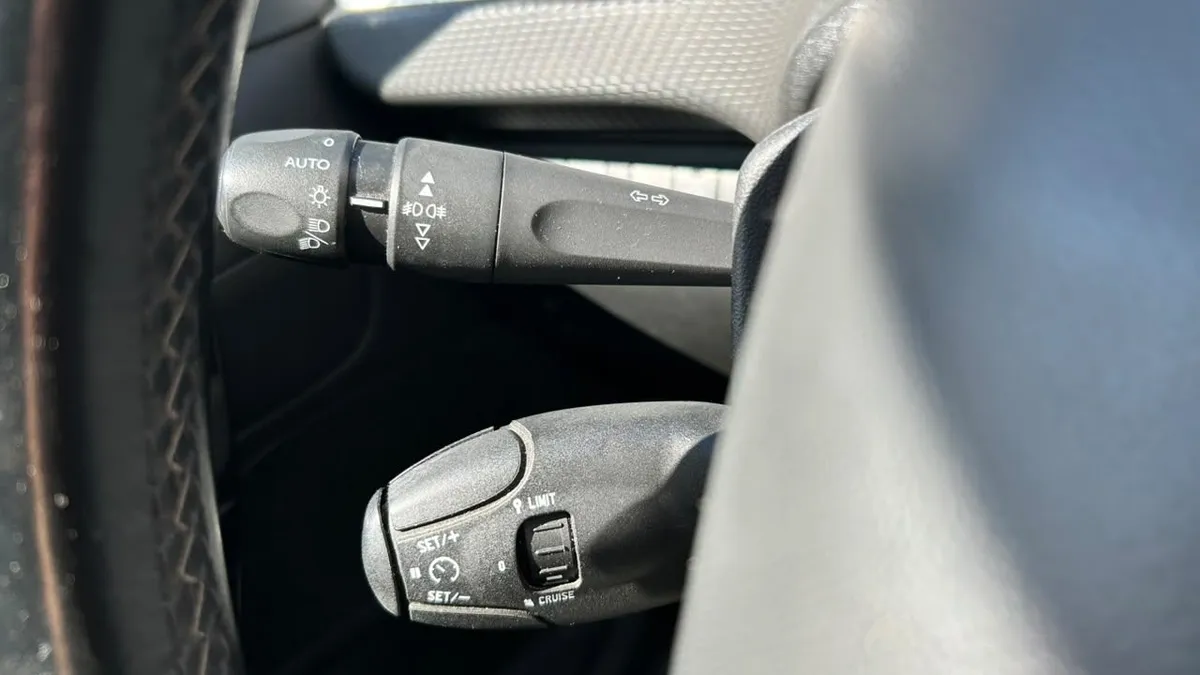 Peugeot 208 Allure Pack 1.6 Bluehdi 100hp Mt año 2019