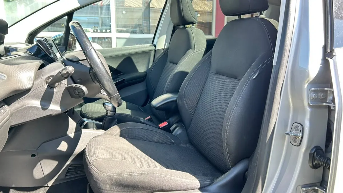 Peugeot 208 Allure Pack 1.6 Bluehdi 100hp Mt año 2019