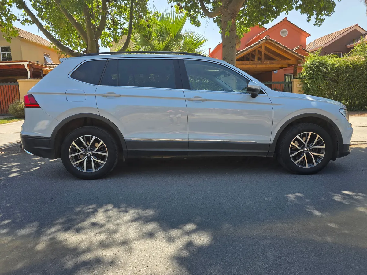 VOLKSWAGEN TIGUAN 2.0 Tdi Comfortline 4m 5p At 4x4 Diesel año 2019