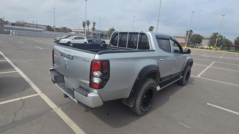 Mitsubishi L200 2.4 Katana Crt Diesel Special Pack Dob. Cab. 4x4 Mt 4p año 2022