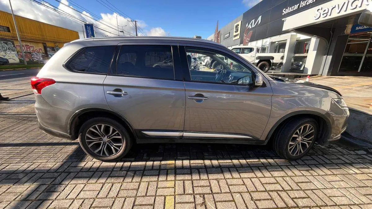 Mitsubishi Outlander 2.4 Glx 4x4 At 5p año 2018