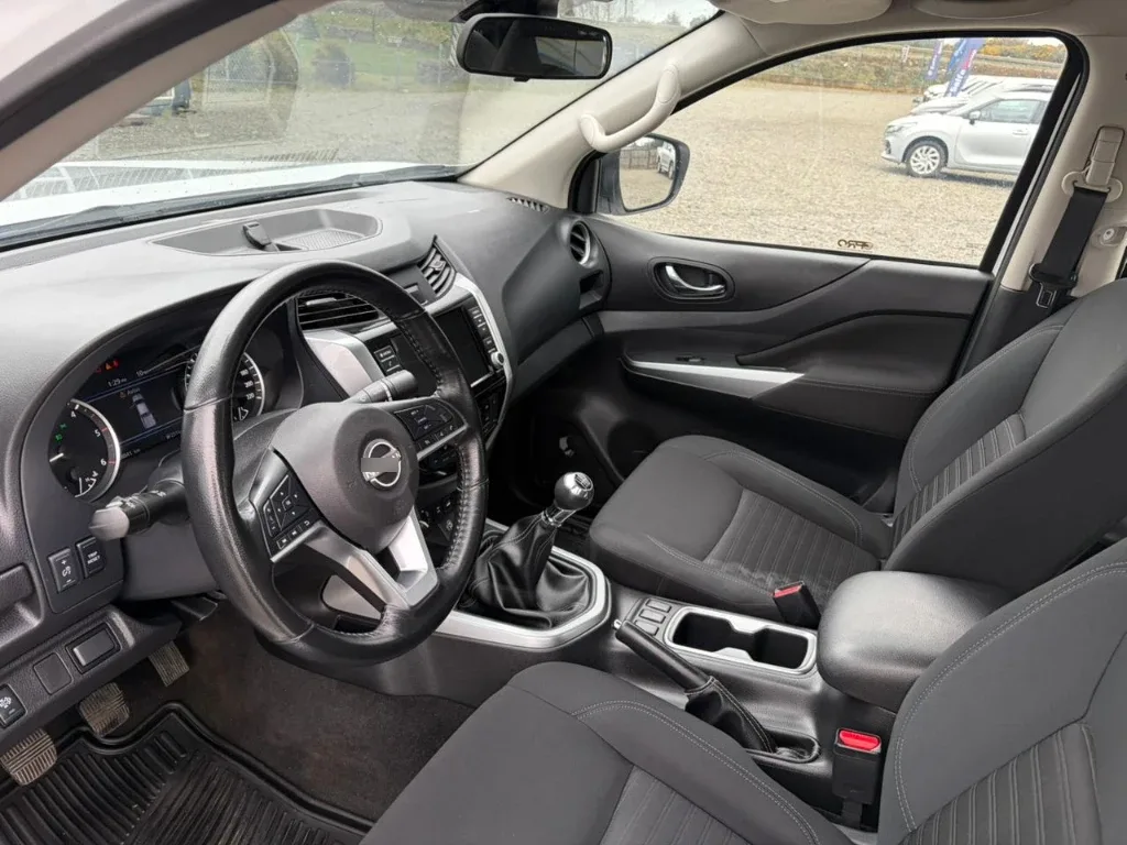 Nissan Navara D Cab Mt 4x4 2.3 año 2023