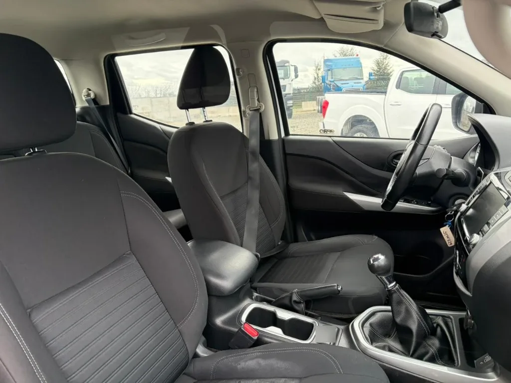 Nissan Navara D Cab Mt 4x4 2.3 año 2023