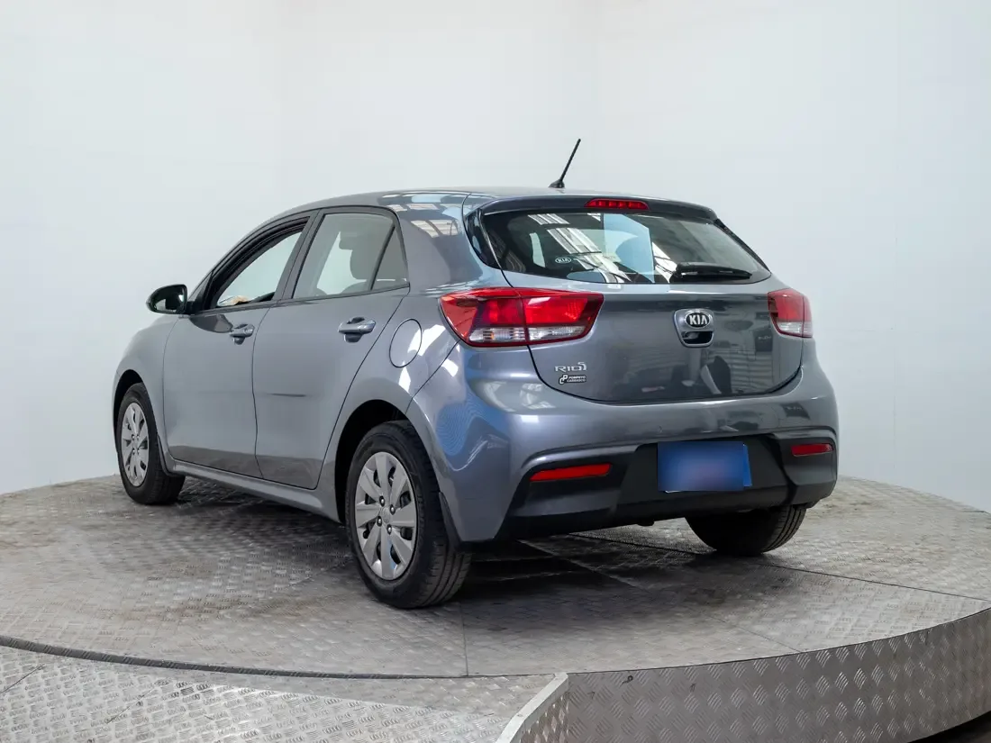 Kia Rio 5 1.4 Lx Ac Mt año 2021