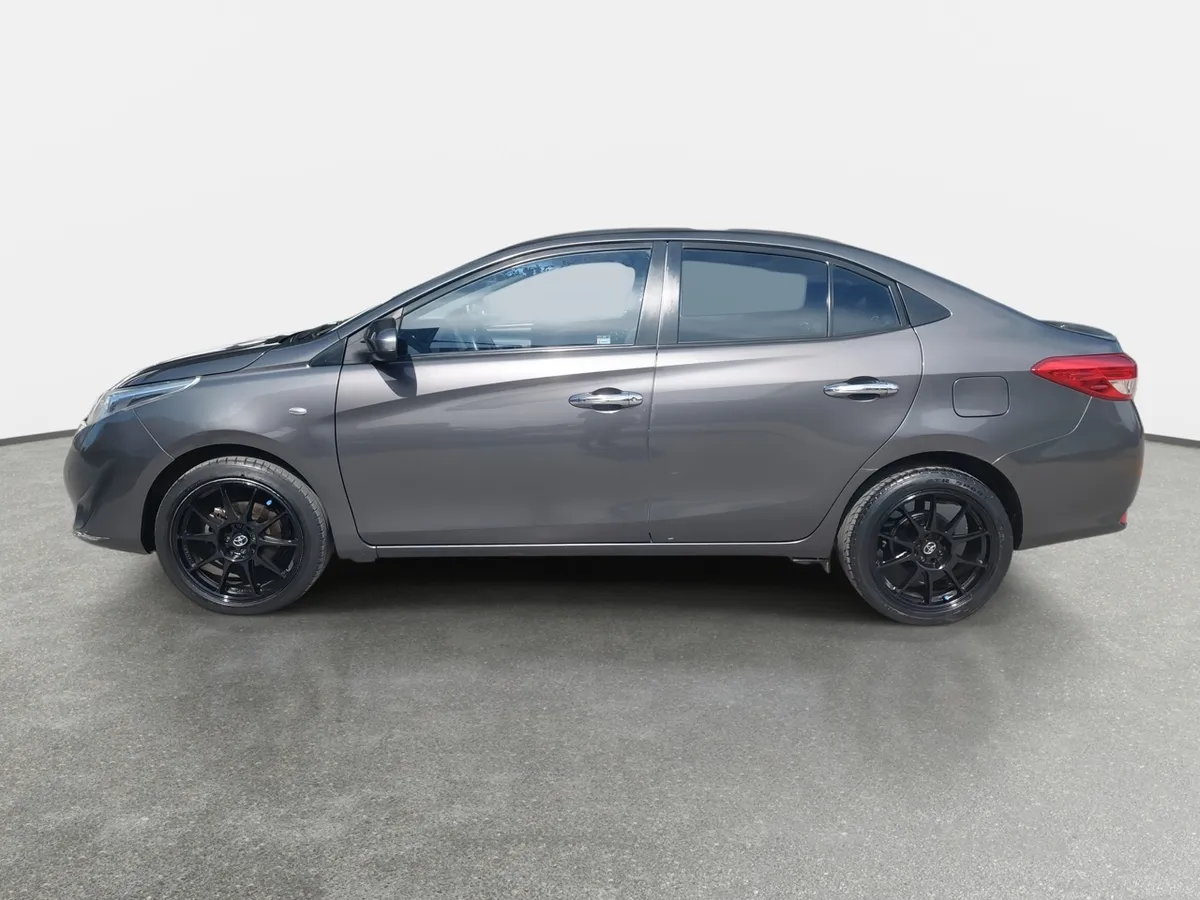 Toyota Yaris 1.5 Gli 4x2 E Mt 4p año 2019