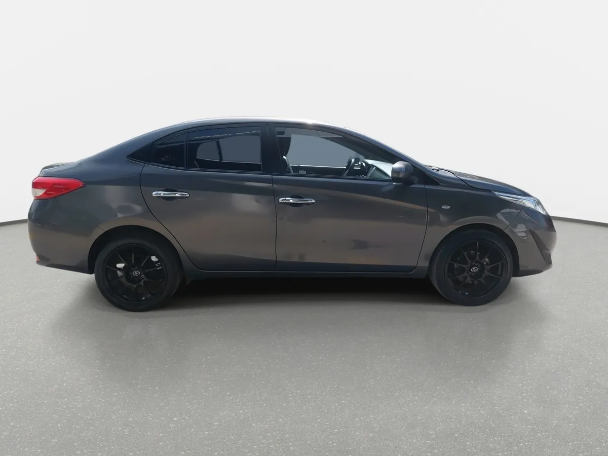 Toyota Yaris 1.5 Gli 4x2 E Mt 4p año 2019