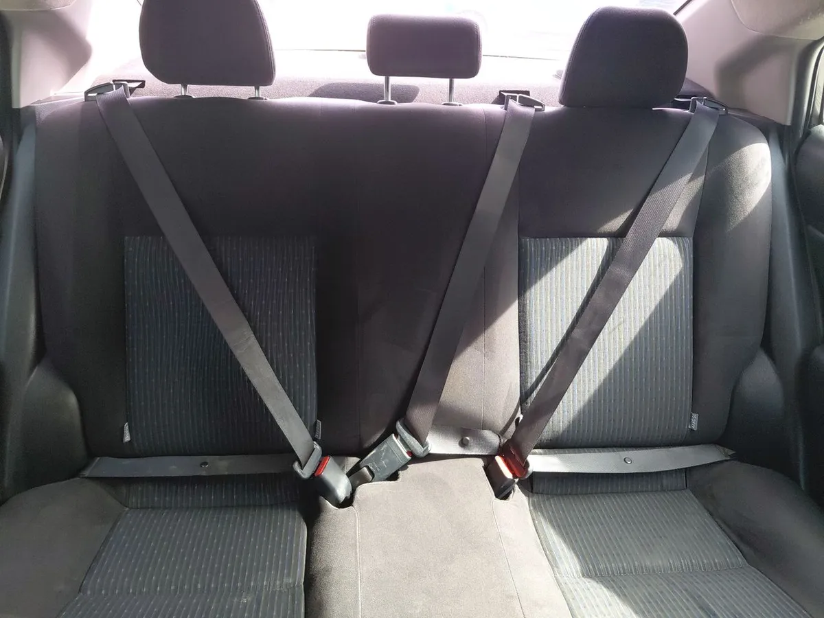 Toyota Yaris 1.5 Gli 4x2 E Mt 4p año 2019