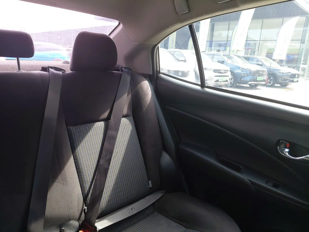 Toyota Yaris 1.5 Gli 4x2 E Mt 4p año 2019