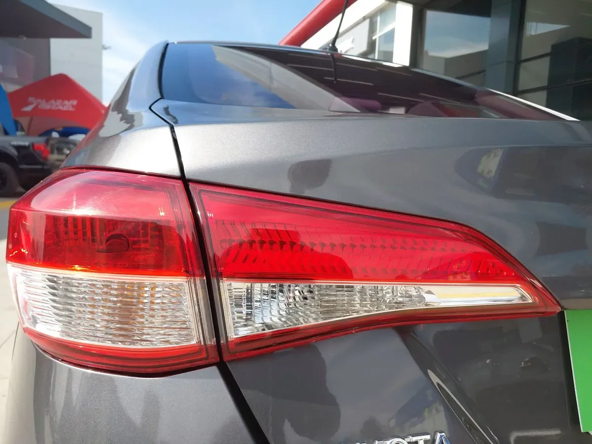 Toyota Yaris 1.5 Gli 4x2 E Mt 4p año 2019