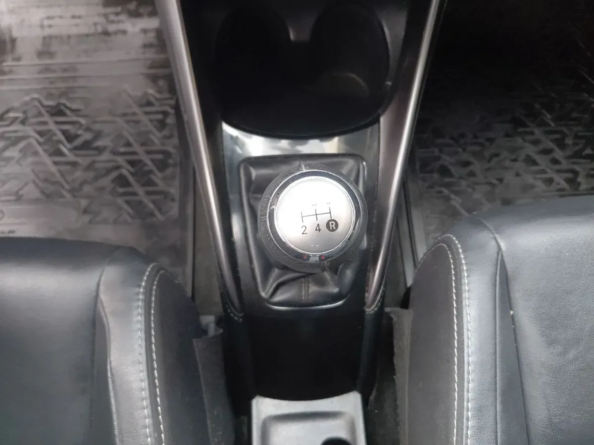 Toyota Yaris 1.5 Sport 4x2 Hb Mt 5p año 2024