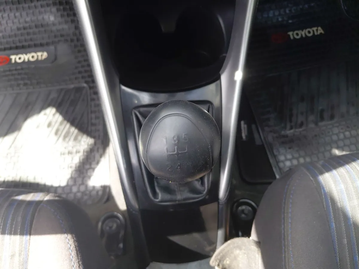 Toyota Yaris 1.5 Gli 4x2 E Mt 4p año 2019