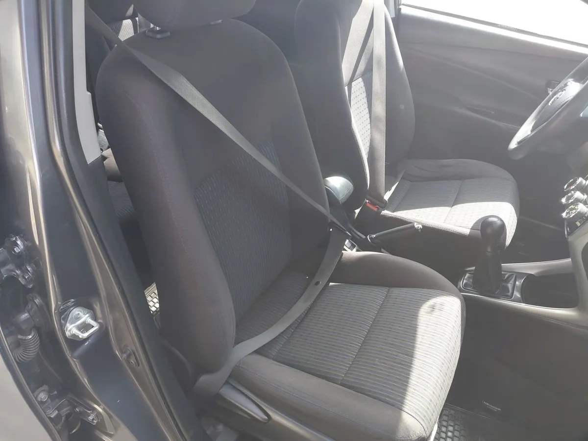 Toyota Yaris 1.5 Gli 4x2 E Mt 4p año 2019