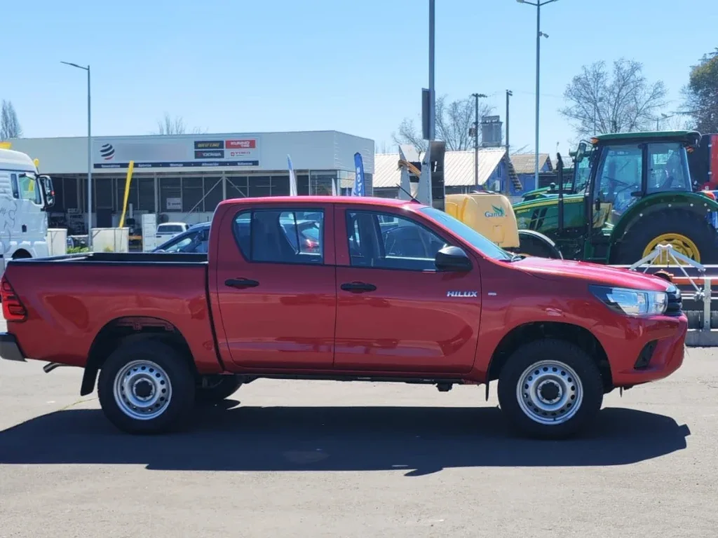 Toyota Hilux Dcab Mt 4x2 2.4 año 2023