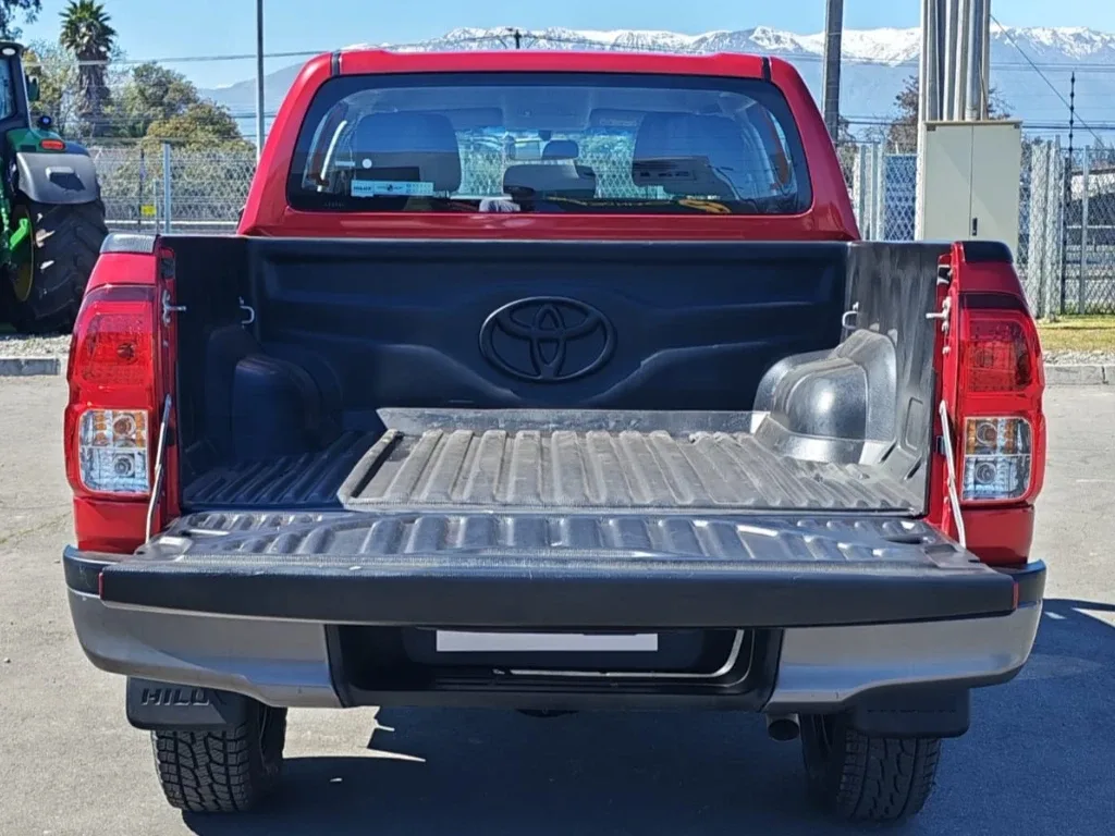 Toyota Hilux Dcab Mt 4x2 2.4 año 2023